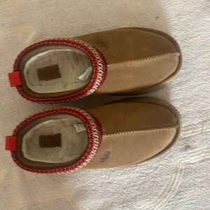 Hardly worn Ugg Tasmin slippers!!! Platformmm